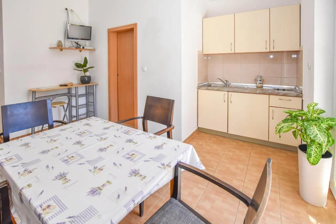 Apartments Flora Pakostane