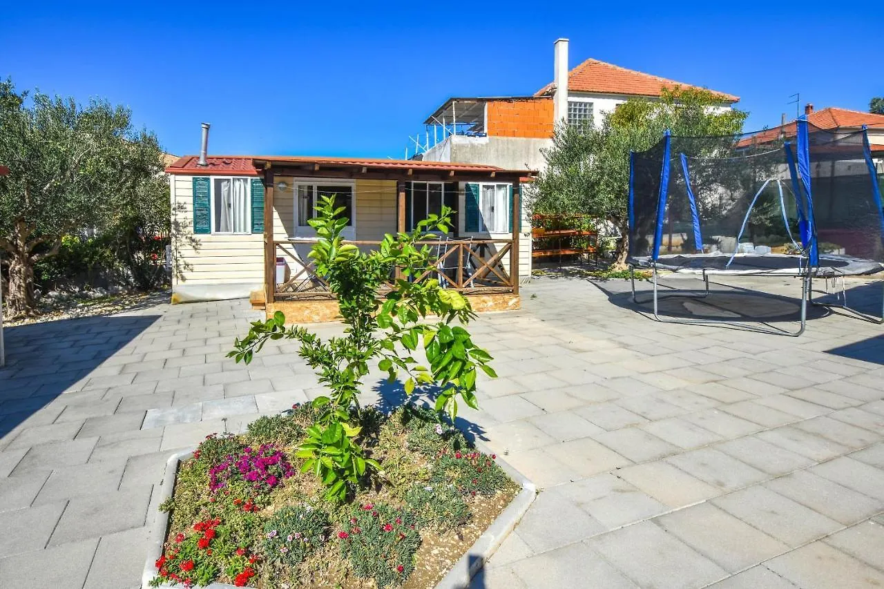 Apartments Flora Pakoštane