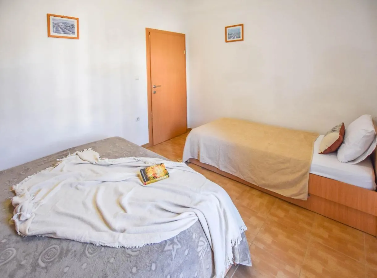 Apartments Flora Pakoštane